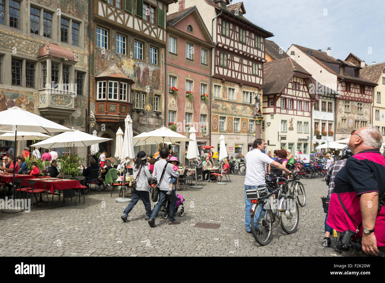 I turisti godendovi lo splendido dipinto di facciate di edifici nel centro di Schaffhausen, Lago di Costanza, Svizzera, Europa Foto Stock