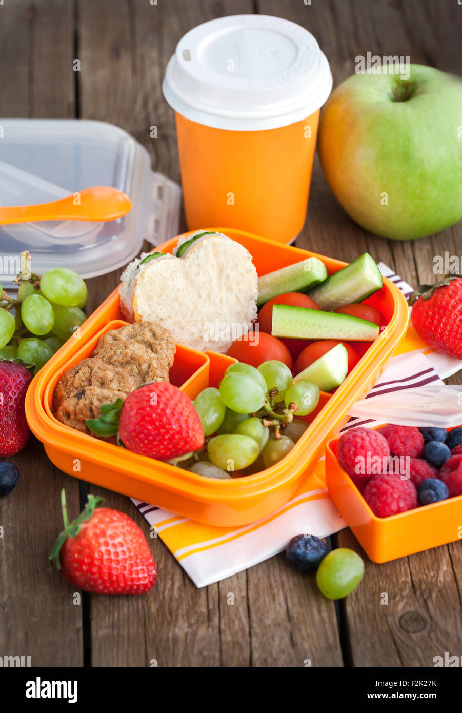 Scatola di pranzo per bambini con sandwich, cookie, verdure fresche e frutta Foto Stock