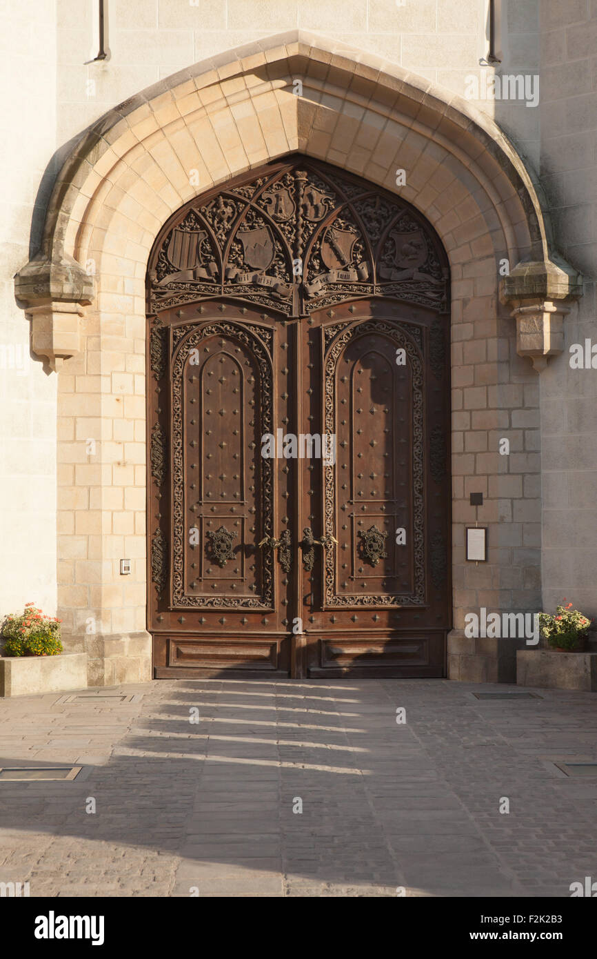 In legno intagliato gate di Hluboka Castello di Hluboka nad Vltavou, Boemia del Sud, Repubblica Ceca. Foto Stock