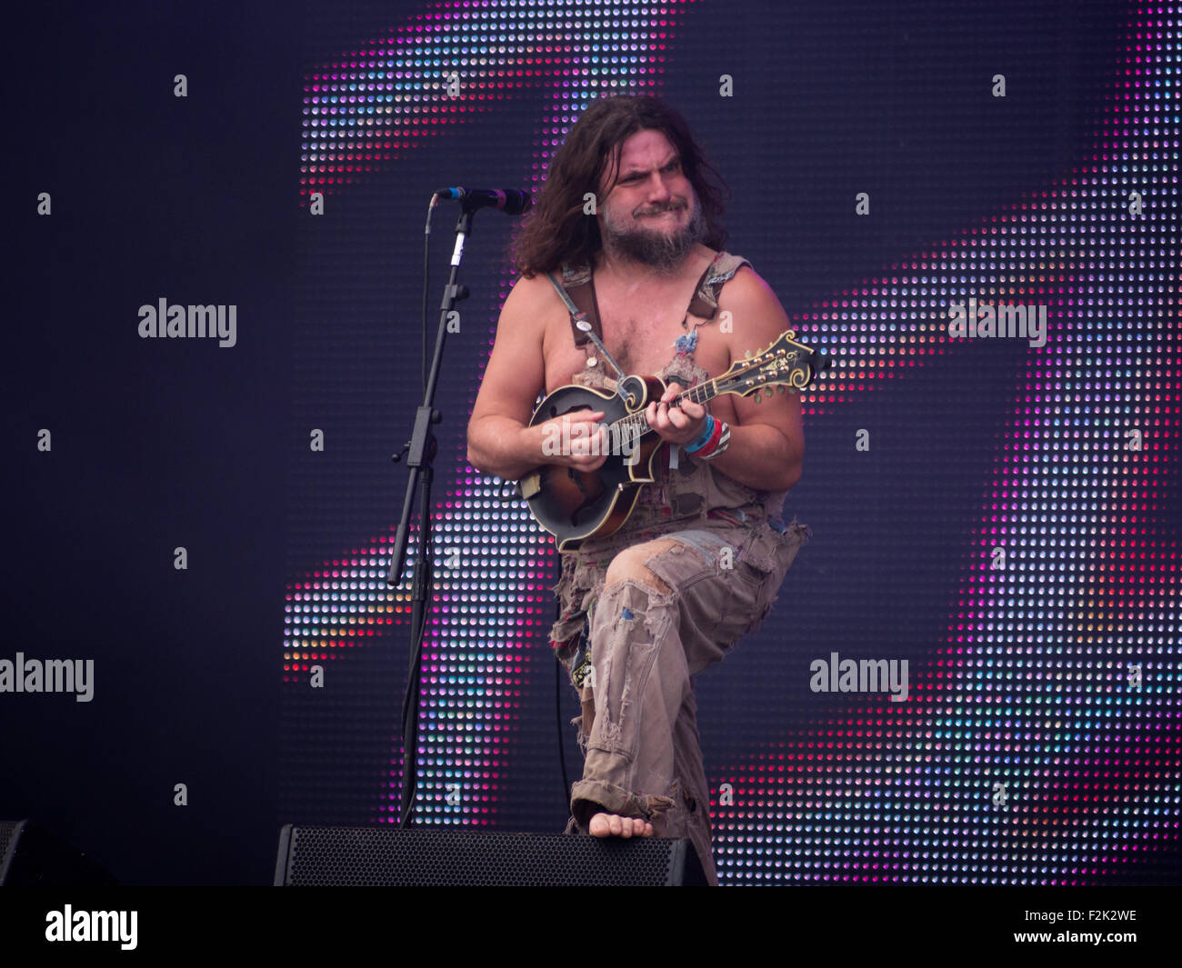 Hippy di Joe Hymas della banda rockgrass Hayseed Dixie suona presso il Festival di Vittoriosa a Portsmouth Foto Stock