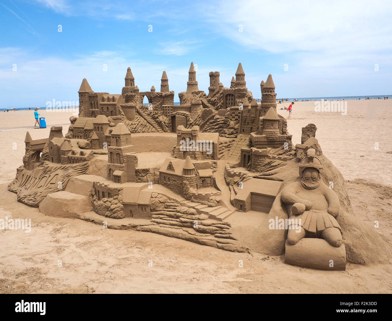 Una lussuosa e grande castello di sabbia su una spiaggia deserta. Foto Stock