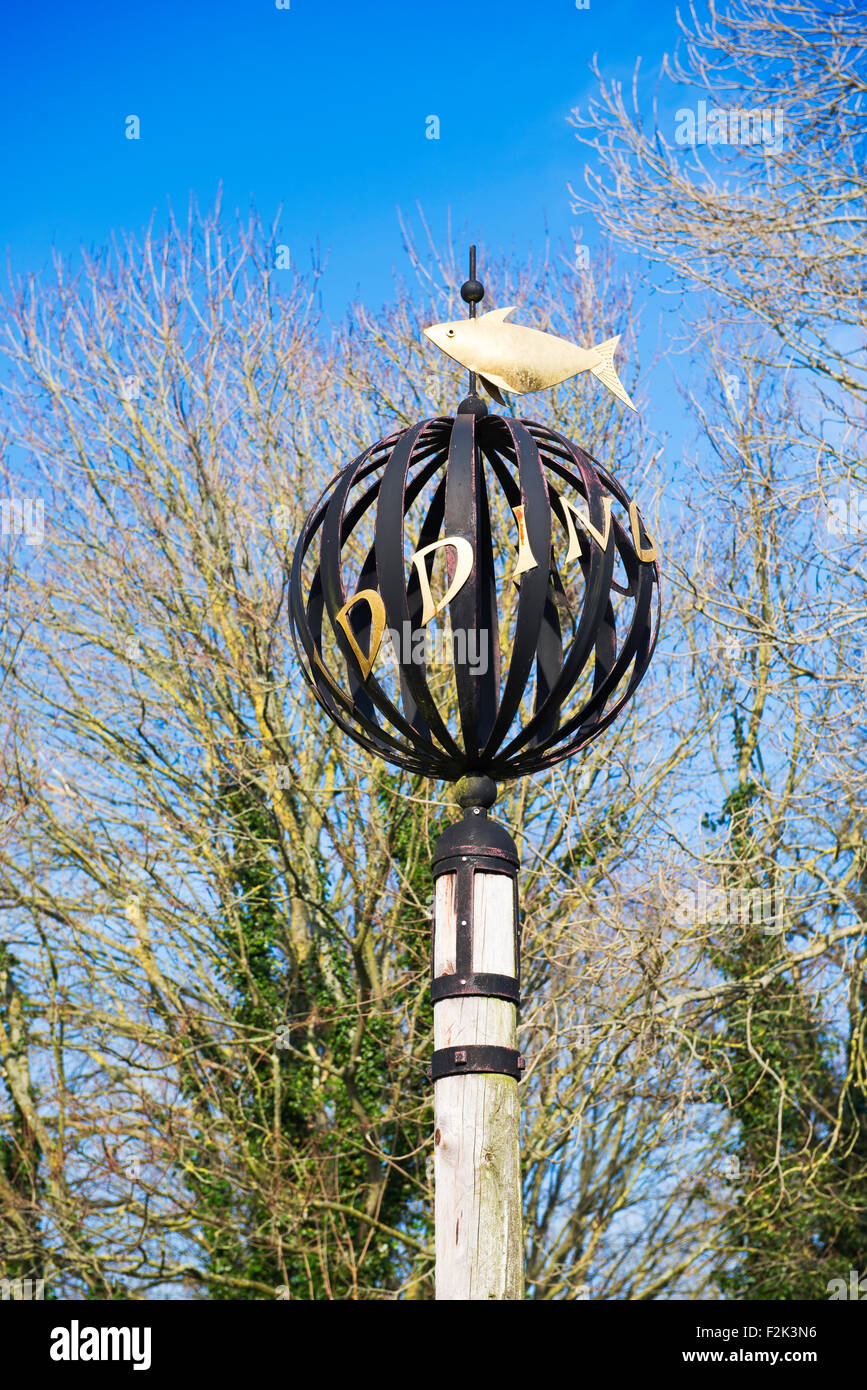 Il segno del villaggio progettato per il millennio in 2000 per il villaggio di Piddinghoe, East Sussex, Regno Unito Foto Stock