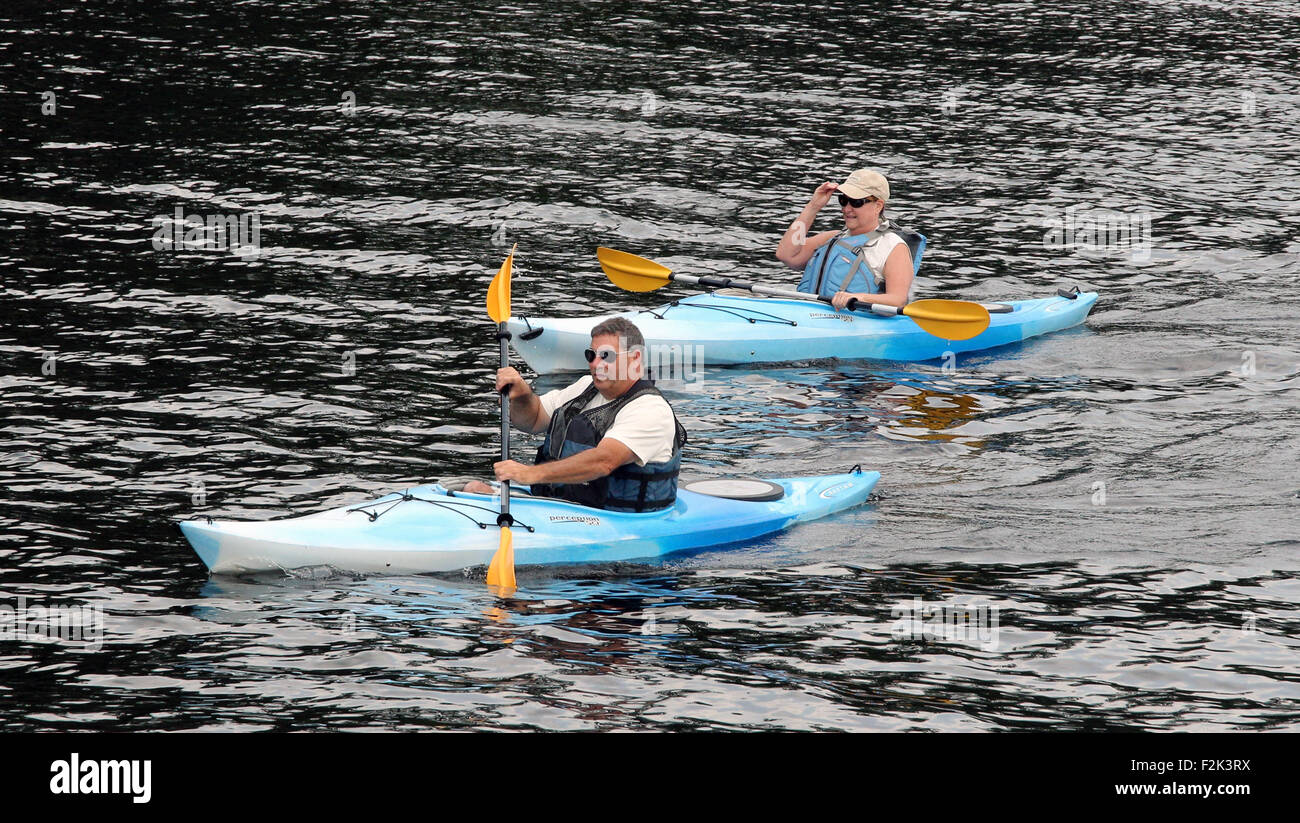 Marito e moglie matura in kayak sul lungo lago New York STATI UNITI D'AMERICA US America Adirondack State Park Adirondacks Foto Stock