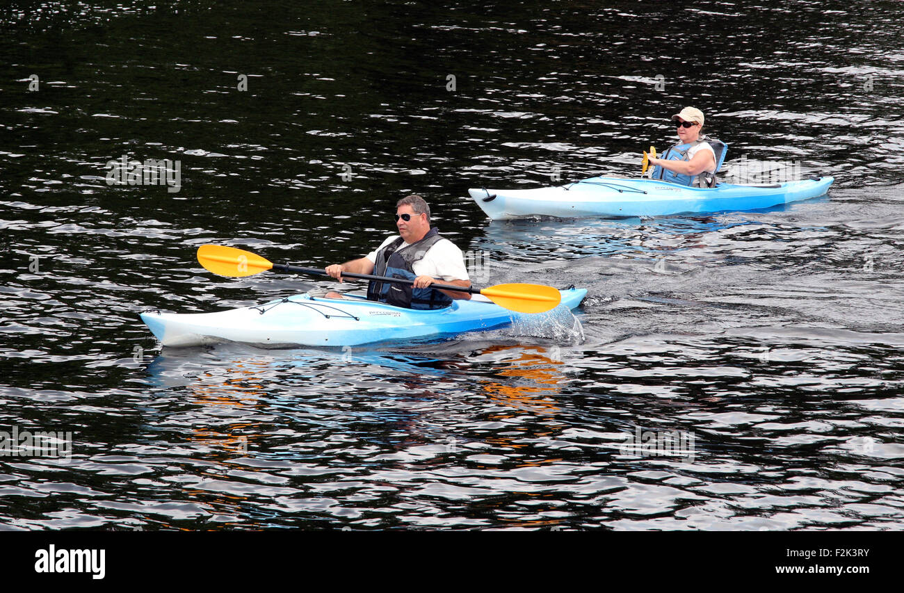 Marito e moglie matura in kayak sul lungo lago New York STATI UNITI D'AMERICA US America Adirondack State Park Adirondacks Foto Stock
