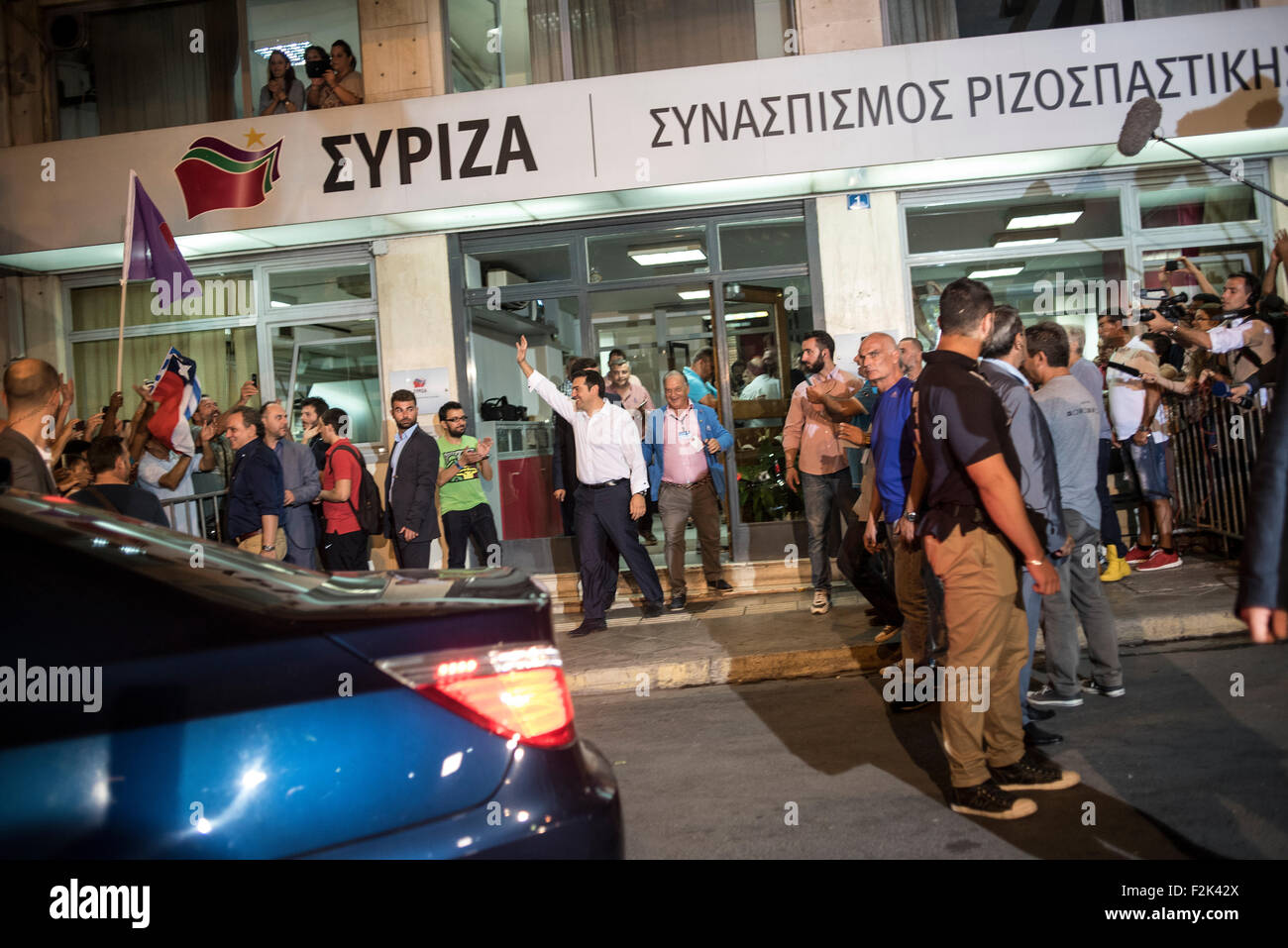 Atene, Grecia. Xx Settembre, 2015. Ex primo ministro greco e leader della sinistra radicale SYRIZA, Alexis Tsipras (C), onde ai tifosi dopo il suo partito della vittoria a electins generale ad Atene, in Grecia, il 20 settembre 2015. Credito: Elias Verdi/ Alamy Live News Foto Stock