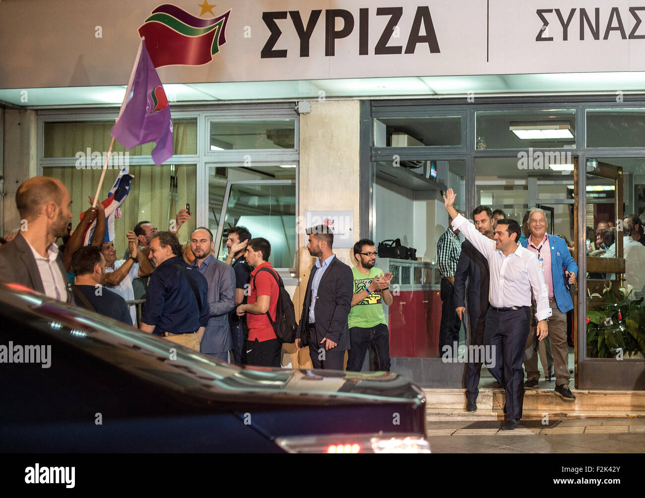 Atene, Grecia. Xx Settembre, 2015. Ex primo ministro greco e leader della sinistra radicale SYRIZA, Alexis Tsipras (R), onde ai tifosi dopo il suo partito della vittoria a electins generale ad Atene, in Grecia, il 20 settembre 2015. Credito: Elias Verdi/ Alamy Live News Foto Stock