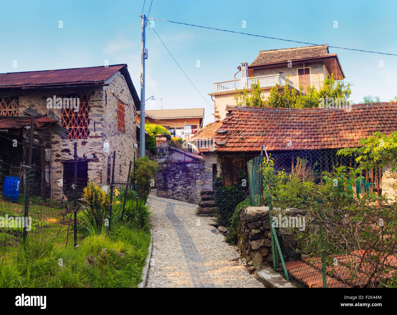 Vista delle case rurali in Arzo, piccola città vicino a Verbania, Italia Foto Stock