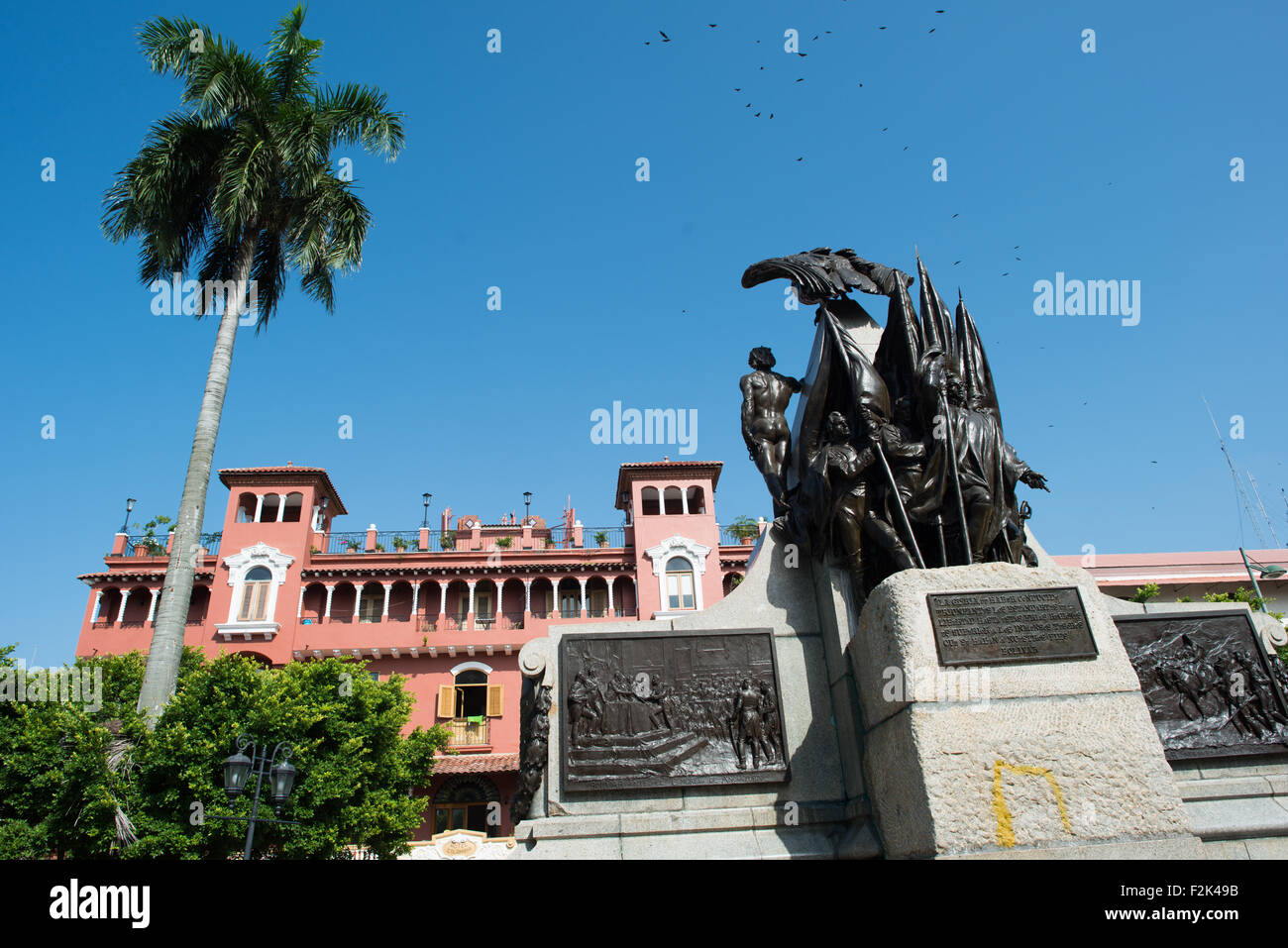 PANAMA CITY, Panama--circondato da architettura del XIX secolo, Plaza Simon Bolivar è una piccola piazza nel Casco Viejo, un blocco dal fronte mare. Esso è chiamato dopo il generale venezuelano Simón Bolívar, "Liberatore dell America Latina ", e una statua di Bolivar sorge ben visibile al centro della piazza. Foto Stock