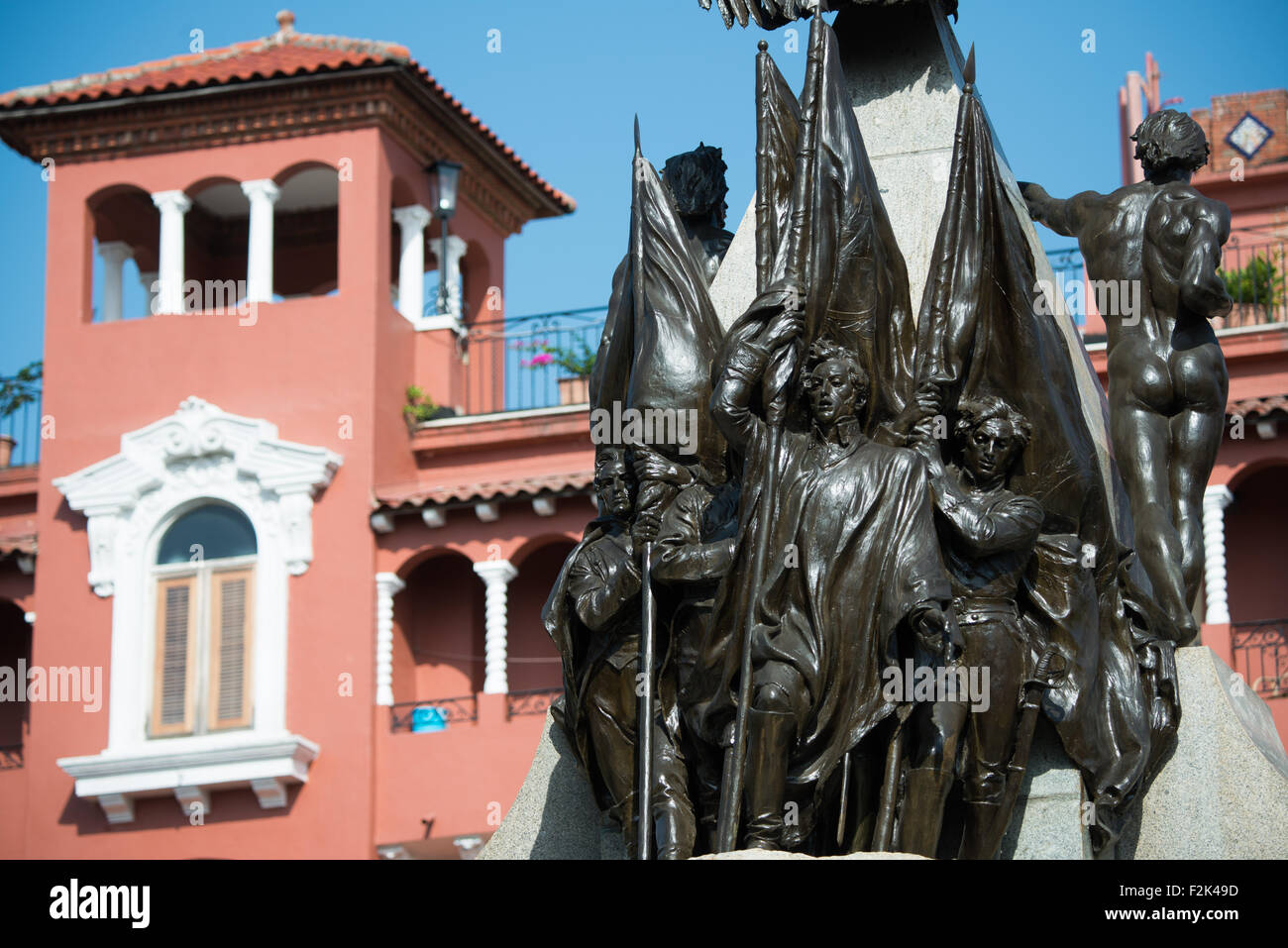 PANAMA CITY, Panama--circondato da architettura del XIX secolo, Plaza Simon Bolivar è una piccola piazza nel Casco Viejo, un blocco dal fronte mare. Esso è chiamato dopo il generale venezuelano Simón Bolívar, "Liberatore dell America Latina ", e una statua di Bolivar sorge ben visibile al centro della piazza. Foto Stock