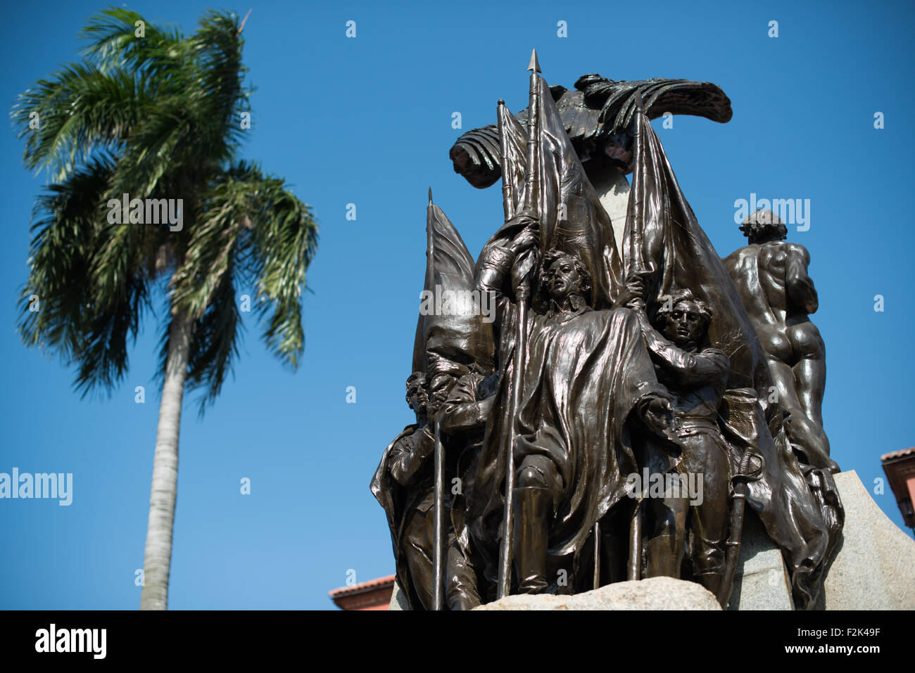 CITTÀ DI PANAMA, Panama - circondata dall'architettura del XIX secolo, Plaza Simon Bolivar è una piccola piazza pubblica a casco Viejo, a un isolato dal lungomare. Prende il nome dal generale venezuelano Simón Bolívar, il "Liberatore dell'America Latina", e una statua di Bolivar si trova in primo piano al centro della piazza. Foto Stock