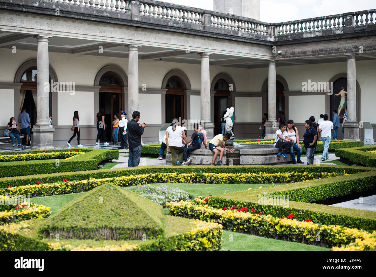 Città del Messico - poiché la prima costruzione iniziata intorno al 1785, il Castello di Chapultepec è stata una Accademia Militare, residenza imperiale, Presidenziale home, osservatorio, e ora è il Messico di National History Museum (Museo Nacional de Historia). Esso si trova sulla cima della collina di Chapultepec nel cuore di Città del Messico. Foto Stock