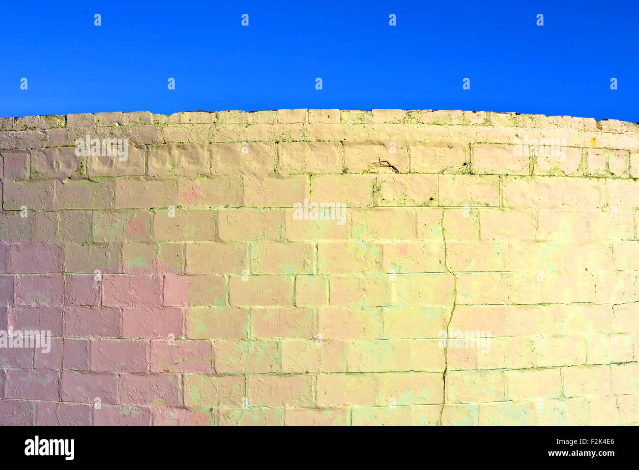 Durante la Seconda Guerra Mondiale, spiaggia, sabbia, difesa, bunker, Rosa, Bianco, profondo cielo blu, Blyth, Northumberland, calma, serena e profonda, mattoni, pietra Foto Stock