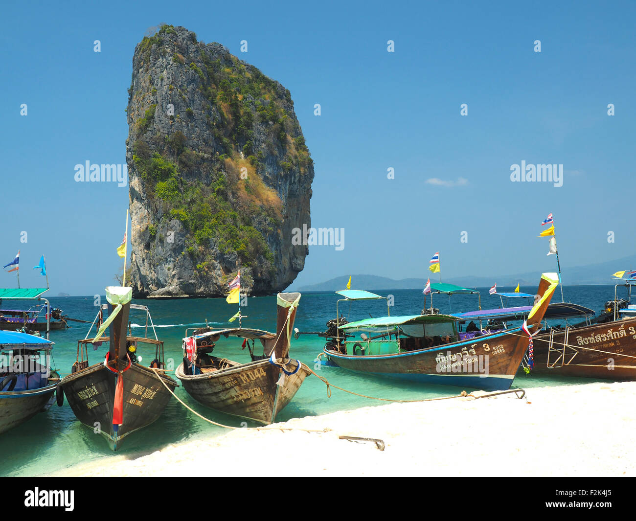 KRABI, Tailandia - 15 febbraio 2015: tradizionale in legno tailandese longtail boat vi attende sulla riva del Isola di bambù per passeggeri su Foto Stock