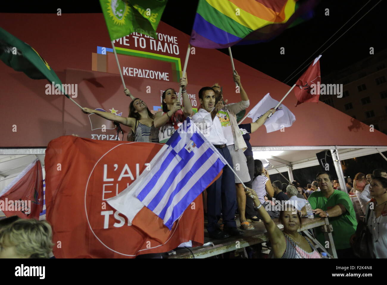 Atene, Grecia. Xx Settembre, 2015. Syriza sostenitori bandiere d'onda presso la vittoria festeggiamenti in Atene. Syriza hanno celebrato la loro seconda vittoria in un greco elezioni generali entro 8 mesi. Syriza è rimasto il più grande partito del parlamento greco nonostante una leggera perdita e Alexis Tsipras sarà nuovamente l'essere primo ministro greco. Credito: Michael Debets/Pacific Press/Alamy Live News Foto Stock