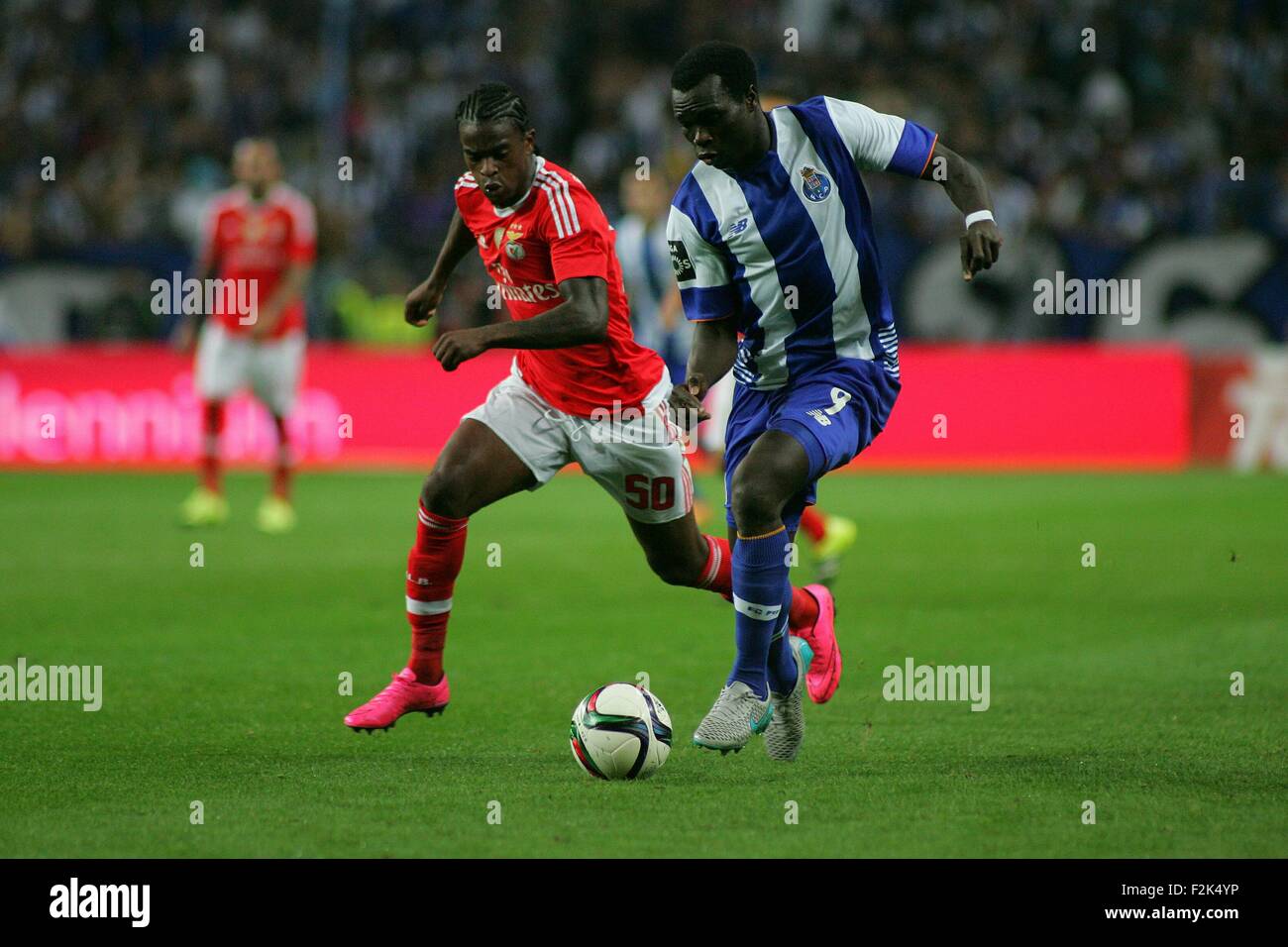 Porto, Portogallo. Xx Settembre, 2015. I giocatori in azione durante il portoghese Soccer League tra il Futebol Clube do Porto e lo Sport Lisboa e Benfica al Estadio do Dragao di Oporto, OPO. Helder Sousa/CSM/Alamy Live News Foto Stock