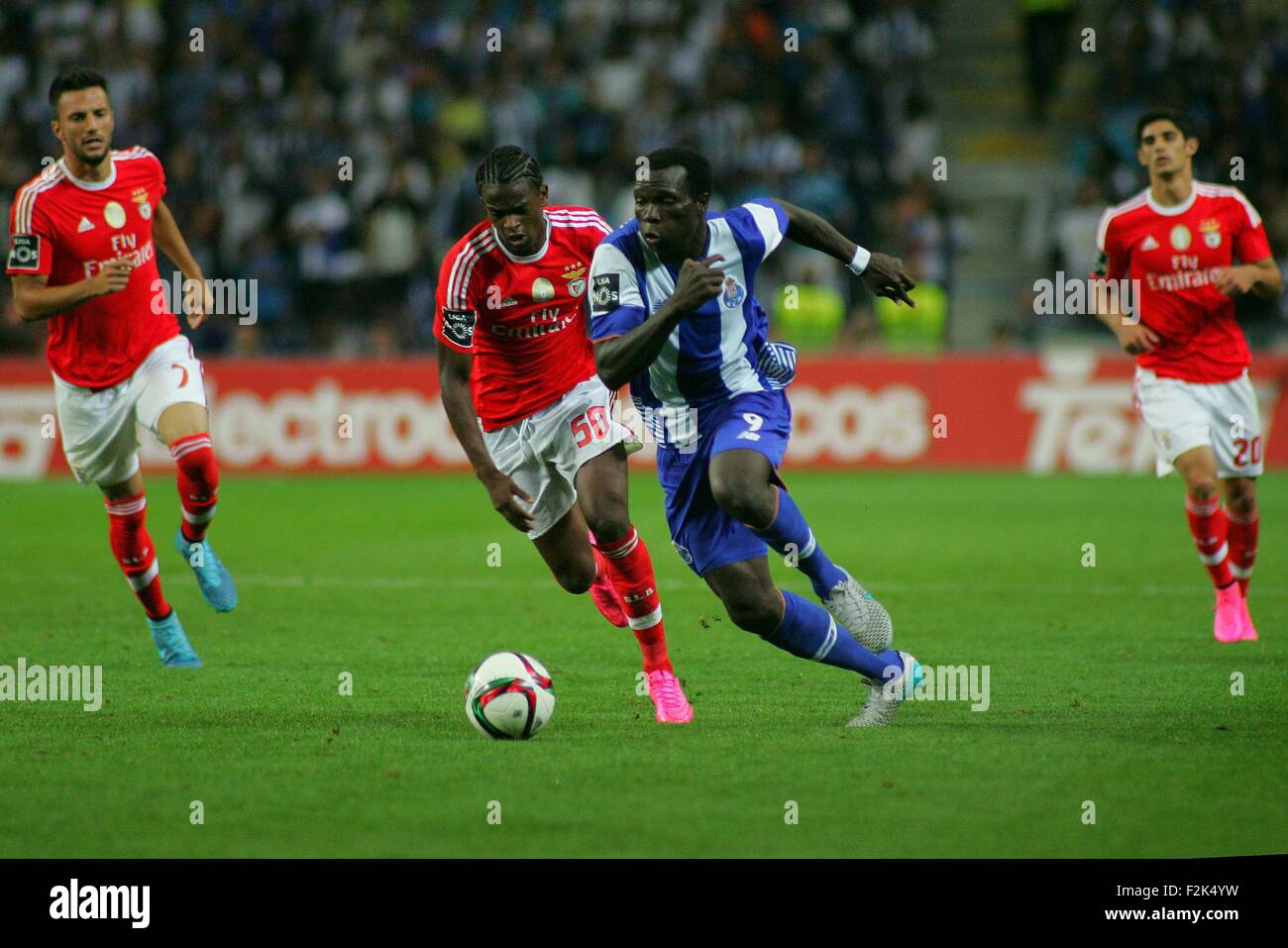 Porto, Portogallo. Xx Settembre, 2015. I giocatori in azione durante il portoghese Soccer League tra il Futebol Clube do Porto e lo Sport Lisboa e Benfica al Estadio do Dragao di Oporto, OPO. Helder Sousa/CSM/Alamy Live News Foto Stock