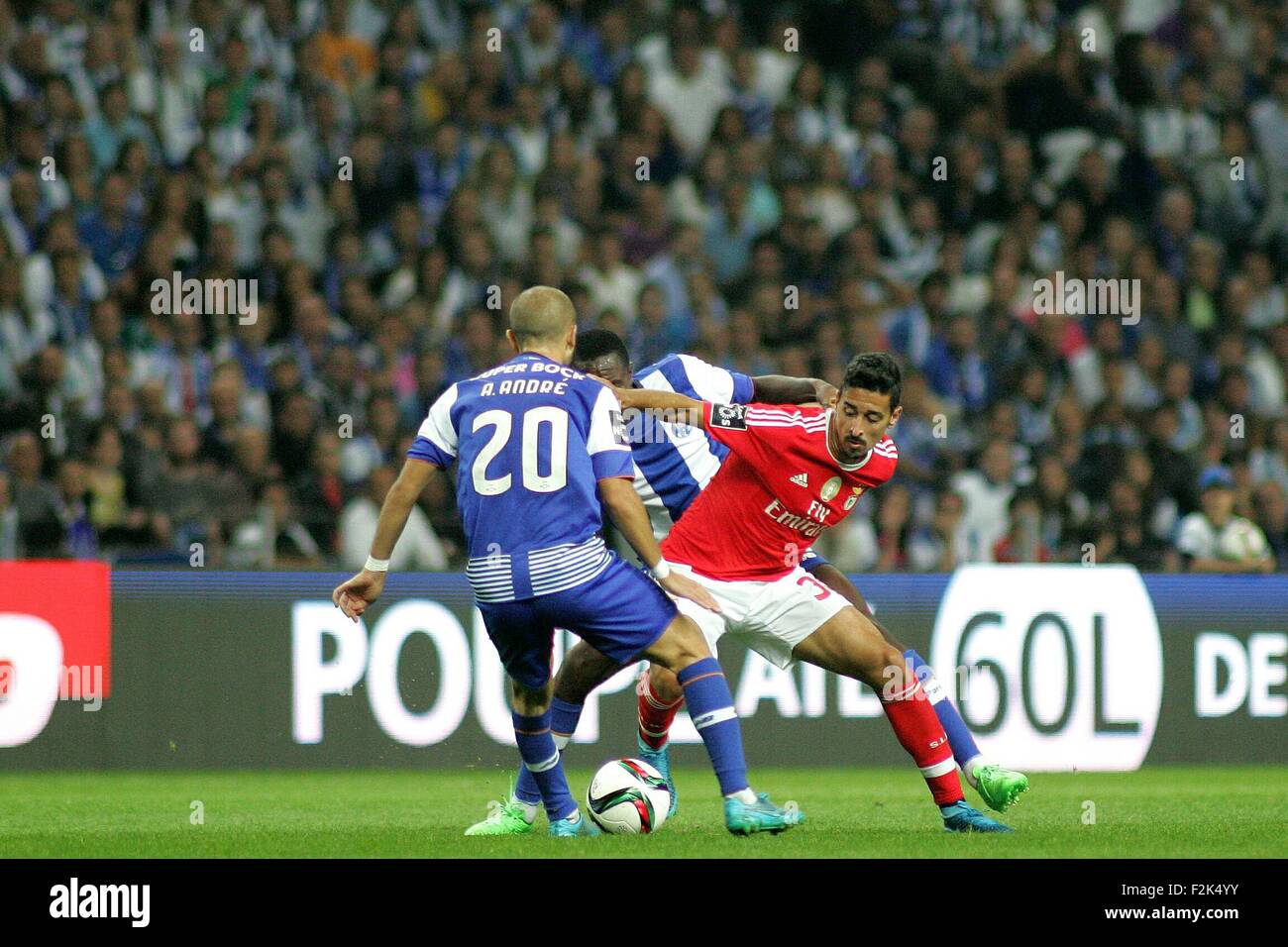 Porto, Portogallo. Xx Settembre, 2015. I giocatori in azione durante il portoghese Soccer League tra il Futebol Clube do Porto e lo Sport Lisboa e Benfica al Estadio do Dragao di Oporto, OPO. Helder Sousa/CSM/Alamy Live News Foto Stock