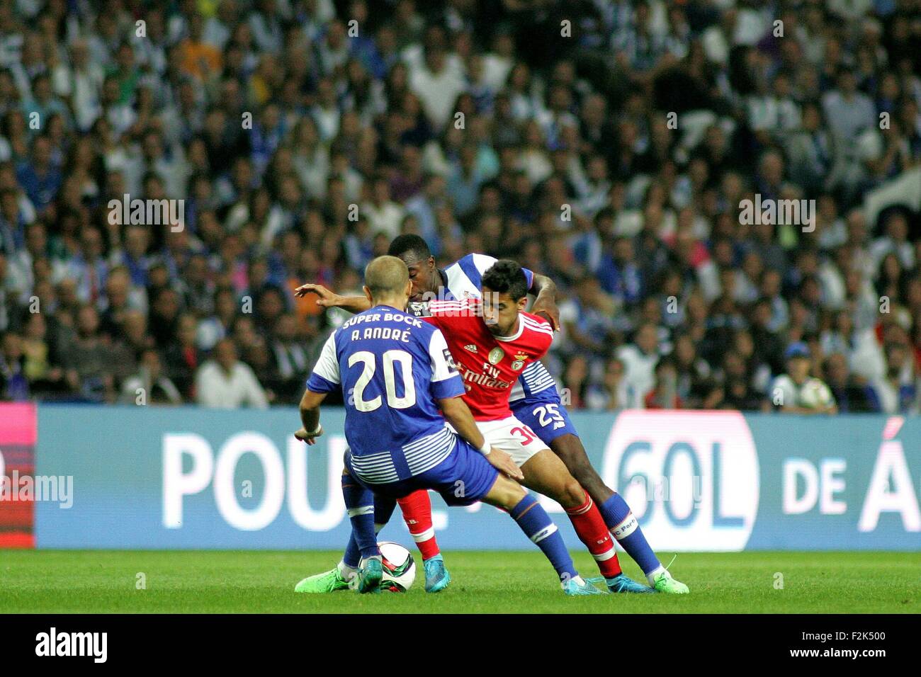 Porto, Portogallo. Xx Settembre, 2015. I giocatori in azione durante il portoghese Soccer League tra il Futebol Clube do Porto e lo Sport Lisboa e Benfica al Estadio do Dragao di Oporto, OPO. Helder Sousa/CSM/Alamy Live News Foto Stock