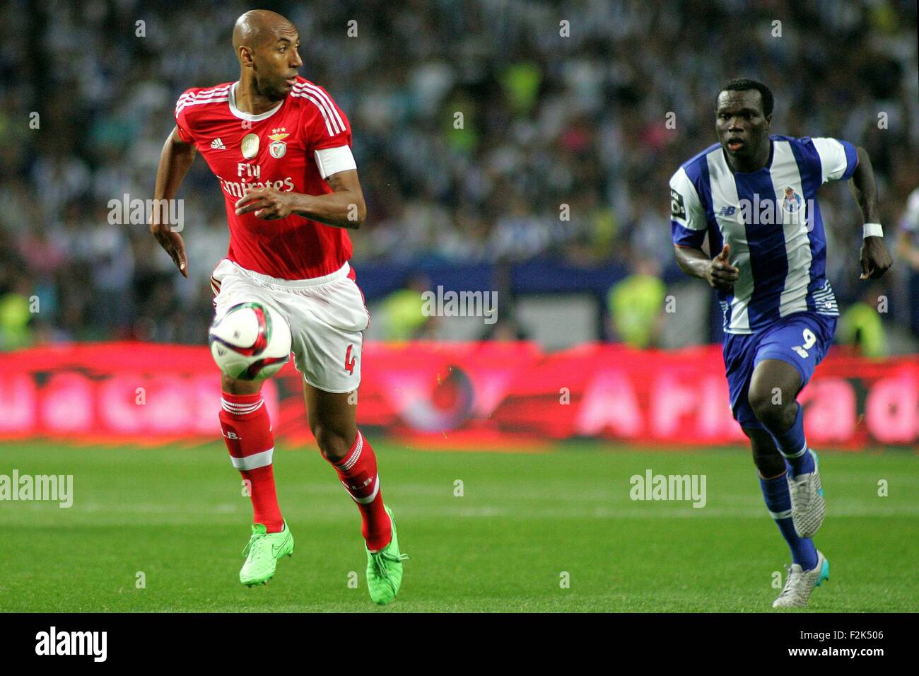 Porto, Portogallo. Xx Settembre, 2015. I giocatori in azione durante il portoghese Soccer League tra il Futebol Clube do Porto e lo Sport Lisboa e Benfica al Estadio do Dragao di Oporto, OPO. Helder Sousa/CSM/Alamy Live News Foto Stock