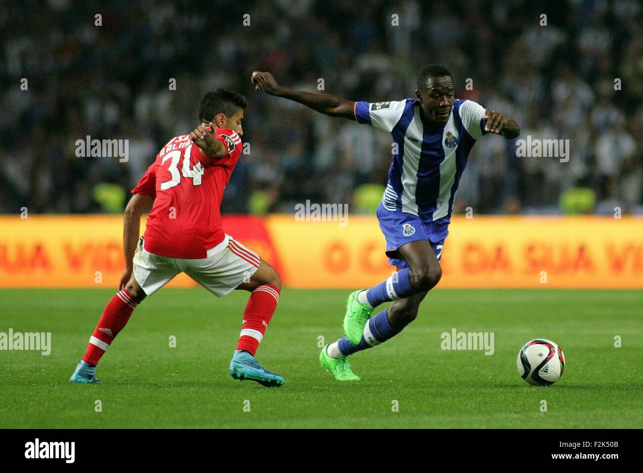 Porto, Portogallo. Xx Settembre, 2015. I giocatori in azione durante il portoghese Soccer League tra il Futebol Clube do Porto e lo Sport Lisboa e Benfica al Estadio do Dragao di Oporto, OPO. Helder Sousa/CSM/Alamy Live News Foto Stock