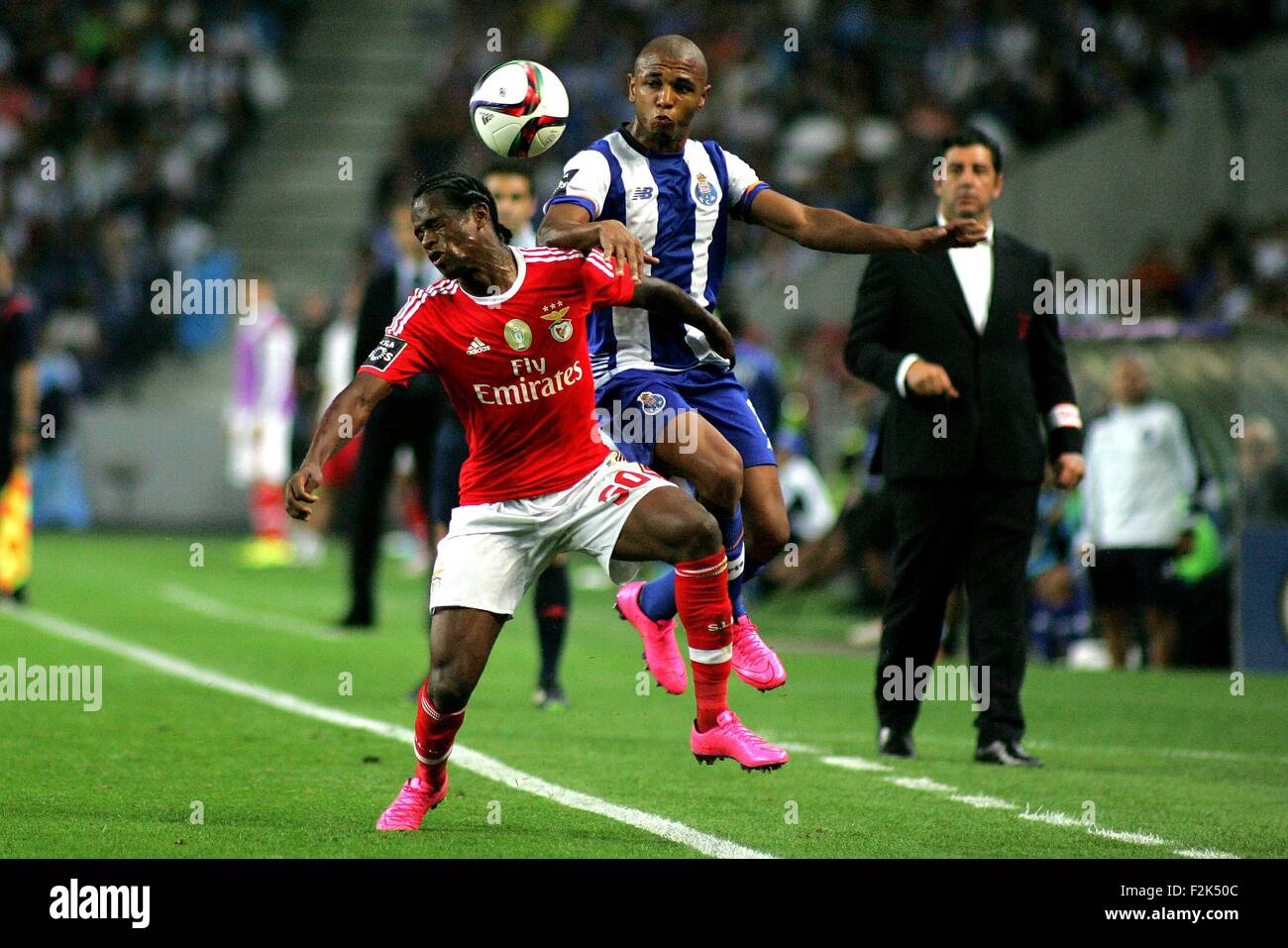 Porto, Portogallo. Xx Settembre, 2015. I giocatori in azione durante il portoghese Soccer League tra il Futebol Clube do Porto e lo Sport Lisboa e Benfica al Estadio do Dragao di Oporto, OPO. Helder Sousa/CSM/Alamy Live News Foto Stock