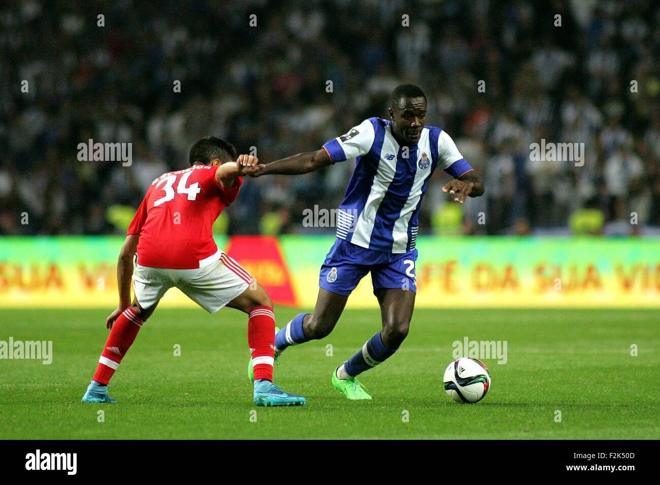 Porto, Portogallo. Xx Settembre, 2015. I giocatori in azione durante il portoghese Soccer League tra il Futebol Clube do Porto e lo Sport Lisboa e Benfica al Estadio do Dragao di Oporto, OPO. Helder Sousa/CSM/Alamy Live News Foto Stock