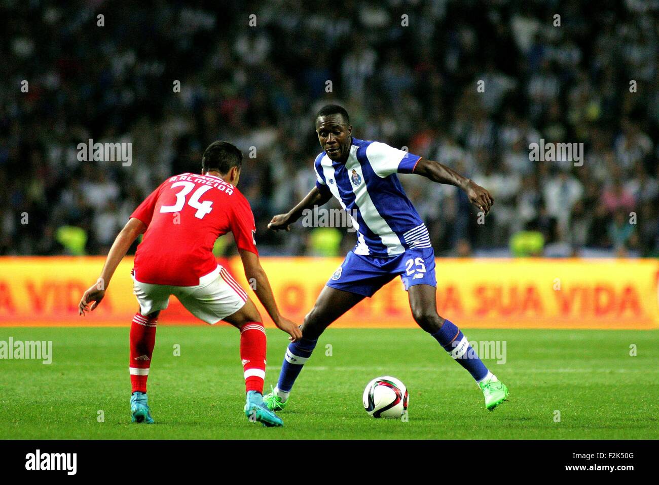 Porto, Portogallo. Xx Settembre, 2015. I giocatori in azione durante il portoghese Soccer League tra il Futebol Clube do Porto e lo Sport Lisboa e Benfica al Estadio do Dragao di Oporto, OPO. Helder Sousa/CSM/Alamy Live News Foto Stock