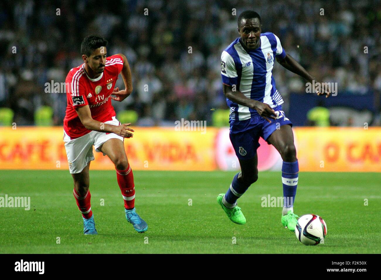 Porto, Portogallo. Xx Settembre, 2015. Andre Almeida (SL Benfica) e Imbula (FC Porto) in azione durante il portoghese Soccer League tra il Futebol Clube do Porto e lo Sport Lisboa e Benfica al Estadio do Dragao di Oporto, OPO. Helder Sousa/CSM/Alamy Live News Foto Stock