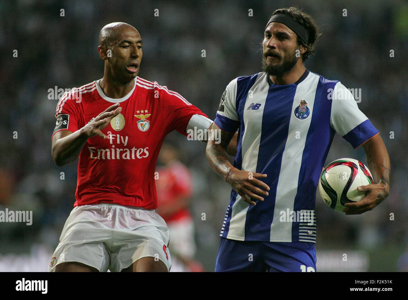 Porto, Portogallo. Xx Settembre, 2015. Di Luisao (SL Benfica) e Dani Osvaldo (FC Porto) in azione durante il portoghese Soccer League tra il Futebol Clube do Porto e lo Sport Lisboa e Benfica al Estadio do Dragao di Oporto, OPO. Helder Sousa/CSM/Alamy Live News Foto Stock