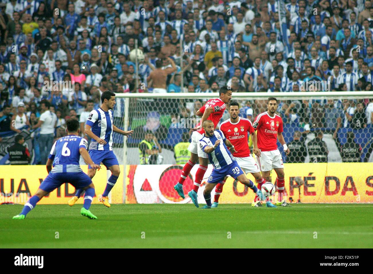 Porto, Portogallo. Xx Settembre, 2015. I giocatori in azione durante il portoghese Soccer League tra il Futebol Clube do Porto e lo Sport Lisboa e Benfica al Estadio do Dragao di Oporto, OPO. Helder Sousa/CSM/Alamy Live News Foto Stock
