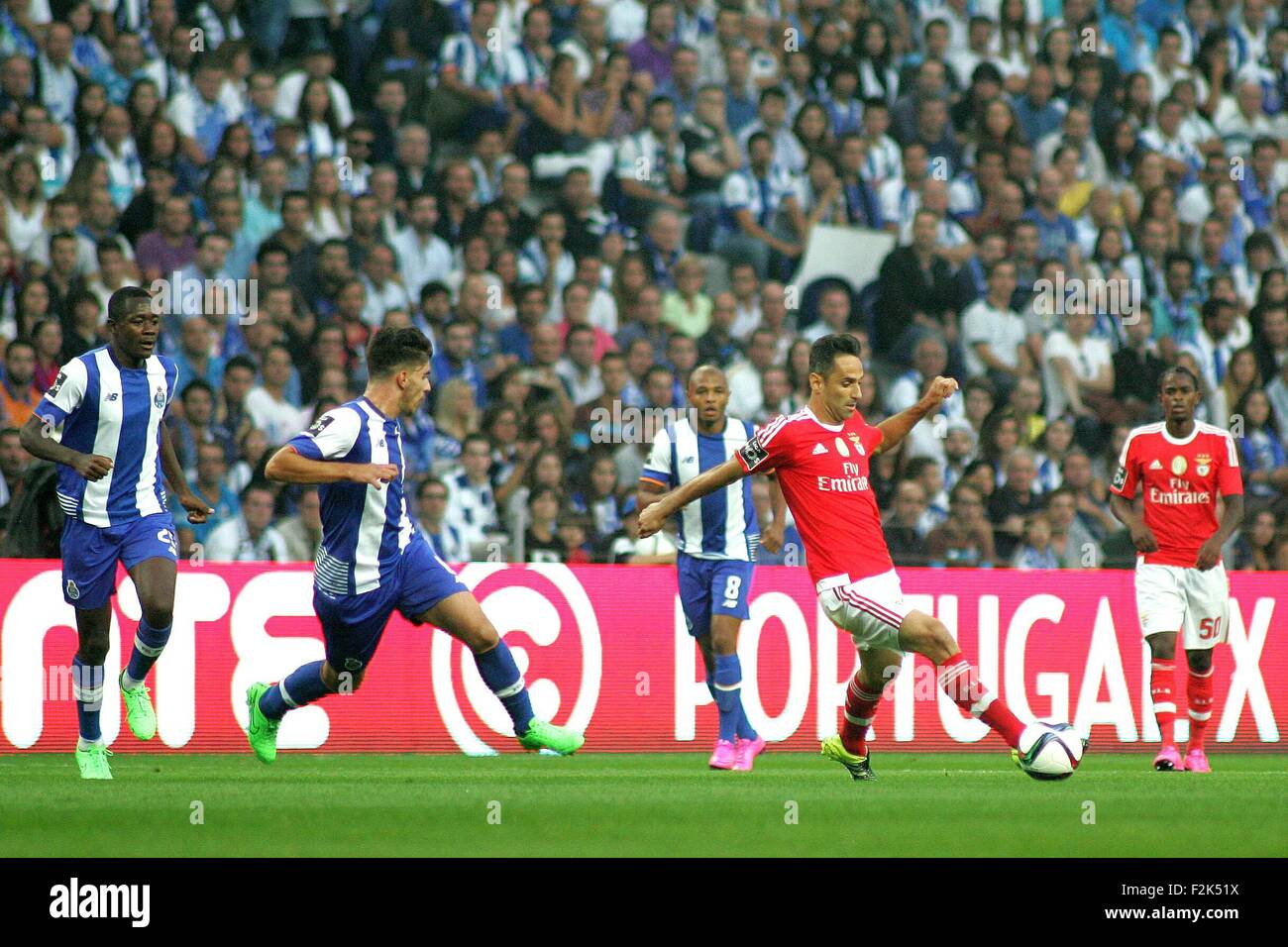 Porto, Portogallo. Xx Settembre, 2015. I giocatori in azione durante il portoghese Soccer League tra il Futebol Clube do Porto e lo Sport Lisboa e Benfica al Estadio do Dragao di Oporto, OPO. Helder Sousa/CSM/Alamy Live News Foto Stock