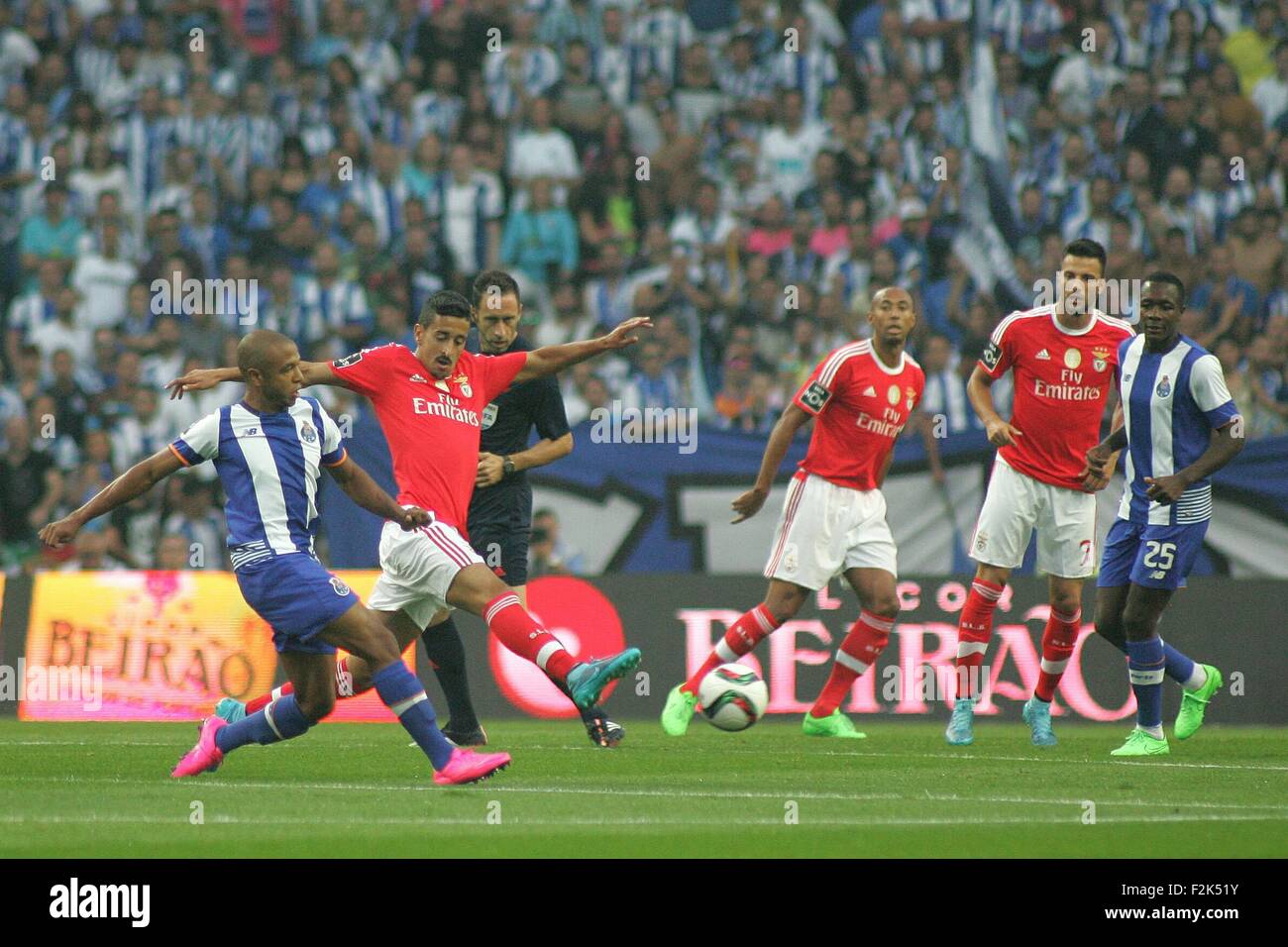 Porto, Portogallo. Xx Settembre, 2015. I giocatori in azione durante il portoghese Soccer League tra il Futebol Clube do Porto e lo Sport Lisboa e Benfica al Estadio do Dragao di Oporto, OPO. Helder Sousa/CSM/Alamy Live News Foto Stock