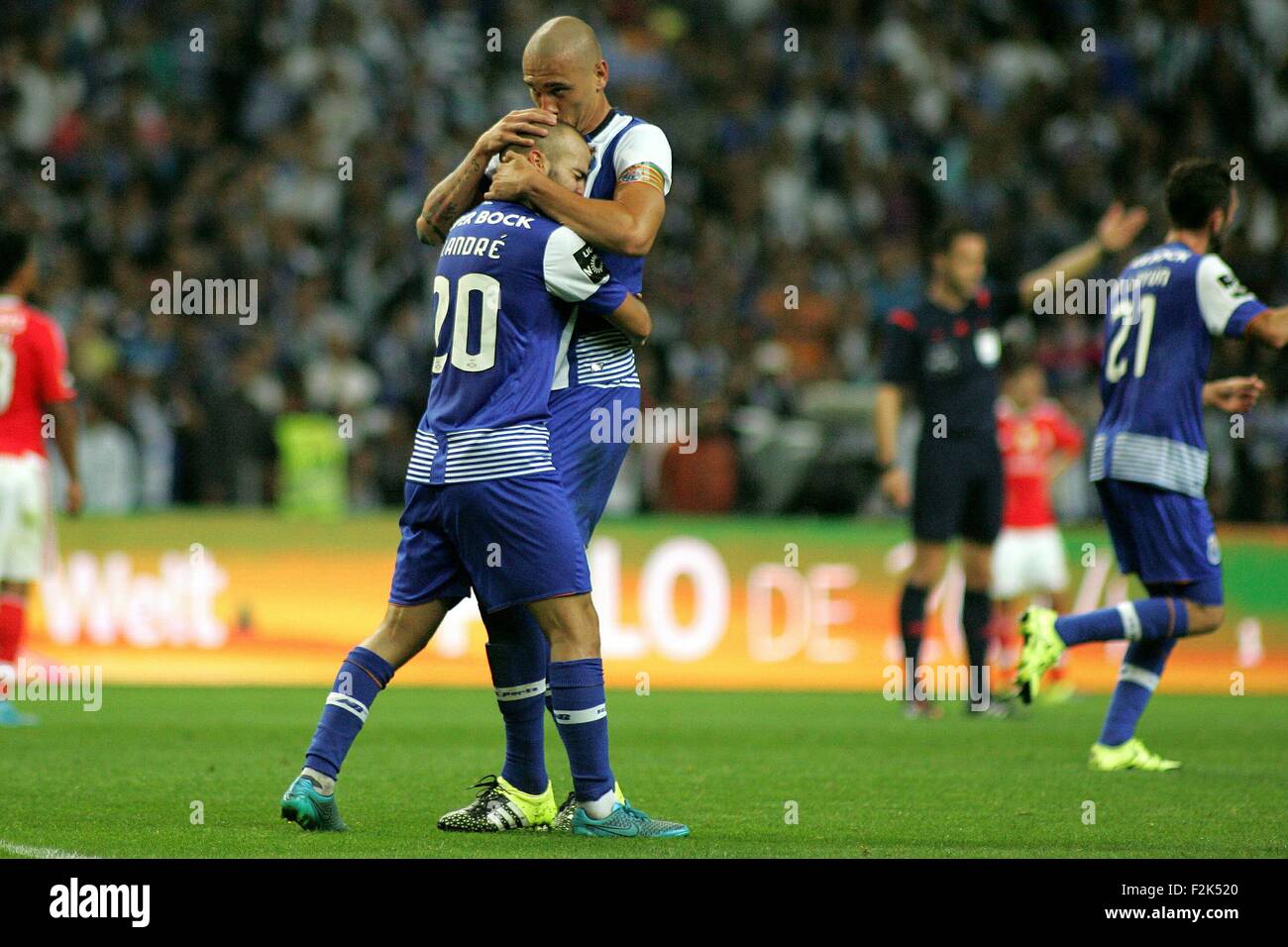 Porto, Portogallo. Xx Settembre, 2015. Andre Andre e Maicon (FC Porto) in azione durante il portoghese Soccer League tra il Futebol Clube do Porto e lo Sport Lisboa e Benfica al Estadio do Dragao di Oporto, OPO. Helder Sousa/CSM/Alamy Live News Foto Stock