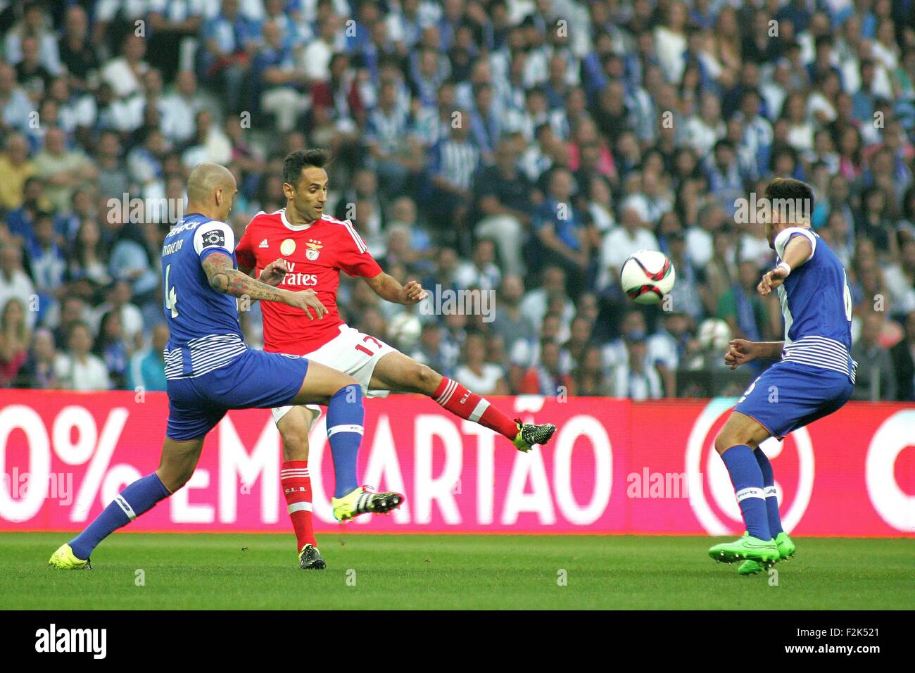 Porto, Portogallo. Xx Settembre, 2015. I giocatori in azione durante il portoghese Soccer League tra il Futebol Clube do Porto e lo Sport Lisboa e Benfica al Estadio do Dragao di Oporto, OPO. Helder Sousa/CSM/Alamy Live News Foto Stock