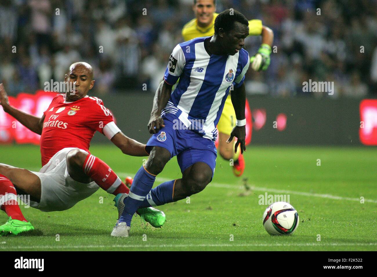 Porto, Portogallo. Xx Settembre, 2015. I giocatori in azione durante il portoghese Soccer League tra il Futebol Clube do Porto e lo Sport Lisboa e Benfica al Estadio do Dragao di Oporto, OPO. Helder Sousa/CSM/Alamy Live News Foto Stock