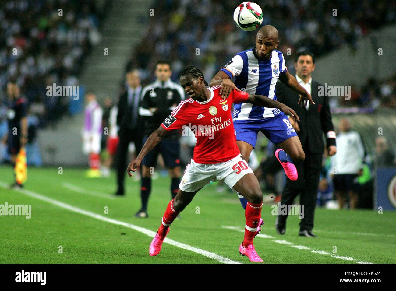 Porto, Portogallo. Xx Settembre, 2015. I giocatori in azione durante il portoghese Soccer League tra il Futebol Clube do Porto e lo Sport Lisboa e Benfica al Estadio do Dragao di Oporto, OPO. Helder Sousa/CSM/Alamy Live News Foto Stock