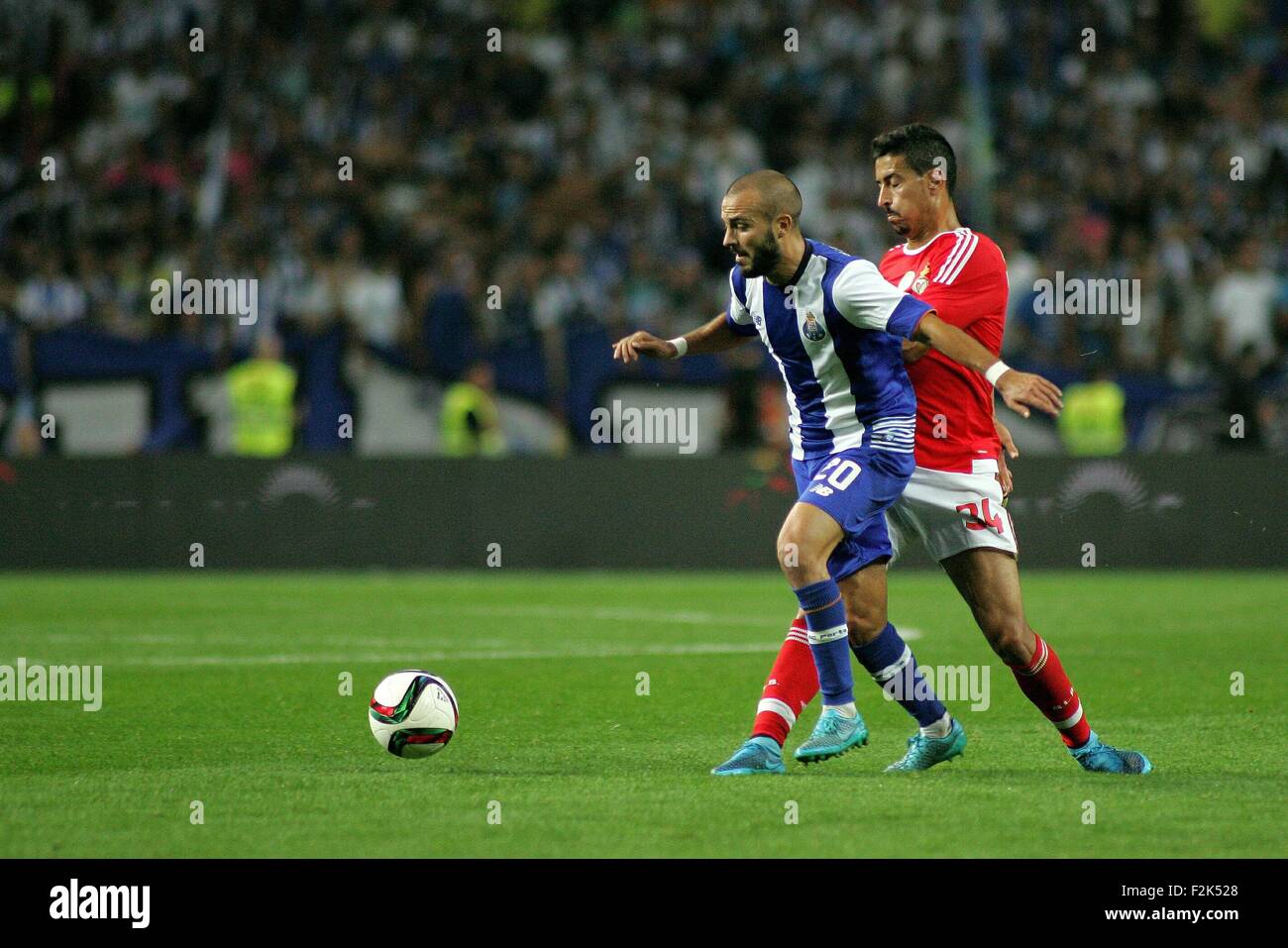 Porto, Portogallo. Xx Settembre, 2015. Andre Andre (FC Porto) e André Almeida (SL Benfica) in azione durante il portoghese Soccer League tra il Futebol Clube do Porto e lo Sport Lisboa e Benfica al Estadio do Dragao di Oporto, OPO. Helder Sousa/CSM/Alamy Live News Foto Stock