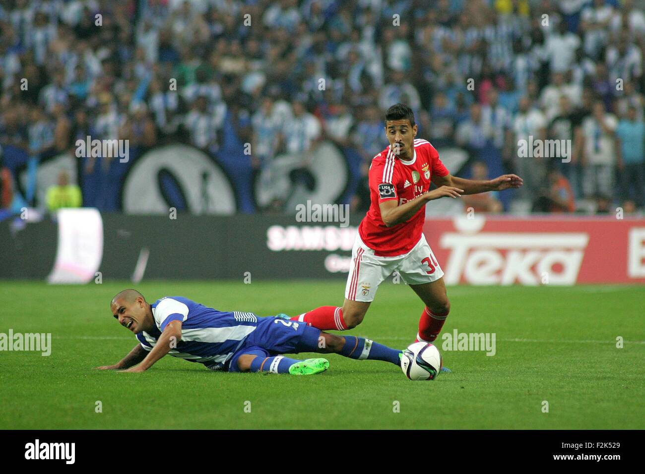 Porto, Portogallo. Xx Settembre, 2015. Andre Almeida (SL Benfica) e Maxi Pereira (FC Porto) in azione durante il portoghese Soccer League tra il Futebol Clube do Porto e lo Sport Lisboa e Benfica al Estadio do Dragao di Oporto, OPO. Helder Sousa/CSM/Alamy Live News Foto Stock