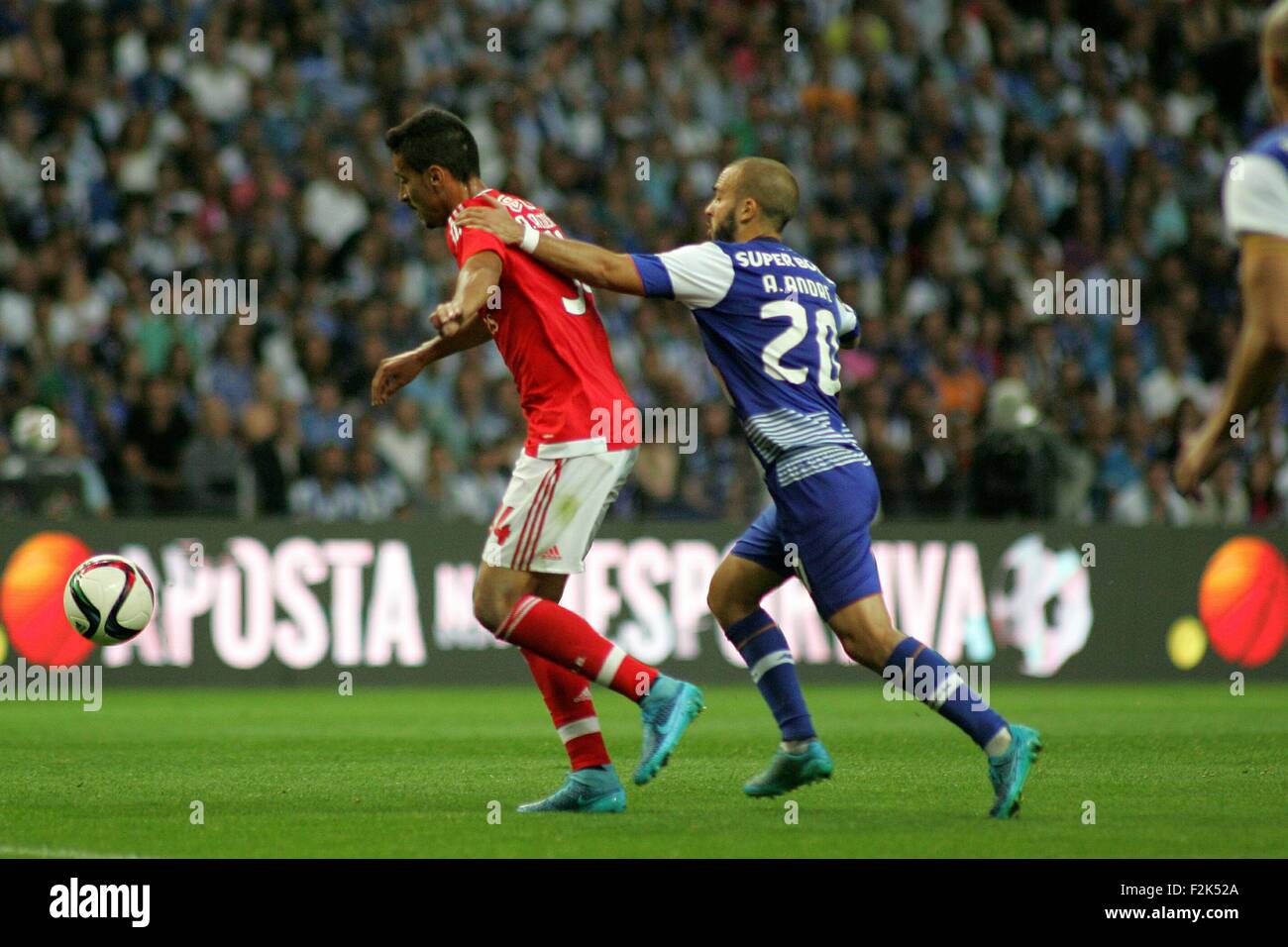 Porto, Portogallo. Xx Settembre, 2015. Er© Almeida (SL Benfica) e Andre Andre (FC Porto) in azione durante il portoghese Soccer League tra il Futebol Clube do Porto e lo Sport Lisboa e Benfica al Estadio do Dragao di Oporto, OPO. Helder Sousa/CSM/Alamy Live News Foto Stock