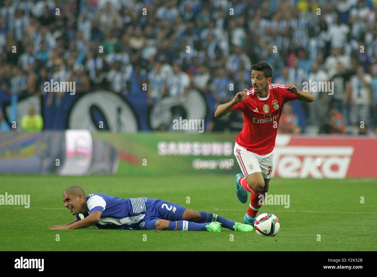 Porto, Portogallo. Xx Settembre, 2015. Andre Almeida (SL Benfica) e Maxi Pereira (FC Porto) in azione durante il portoghese Soccer League tra il Futebol Clube do Porto e lo Sport Lisboa e Benfica al Estadio do Dragao di Oporto, OPO. Helder Sousa/CSM/Alamy Live News Foto Stock