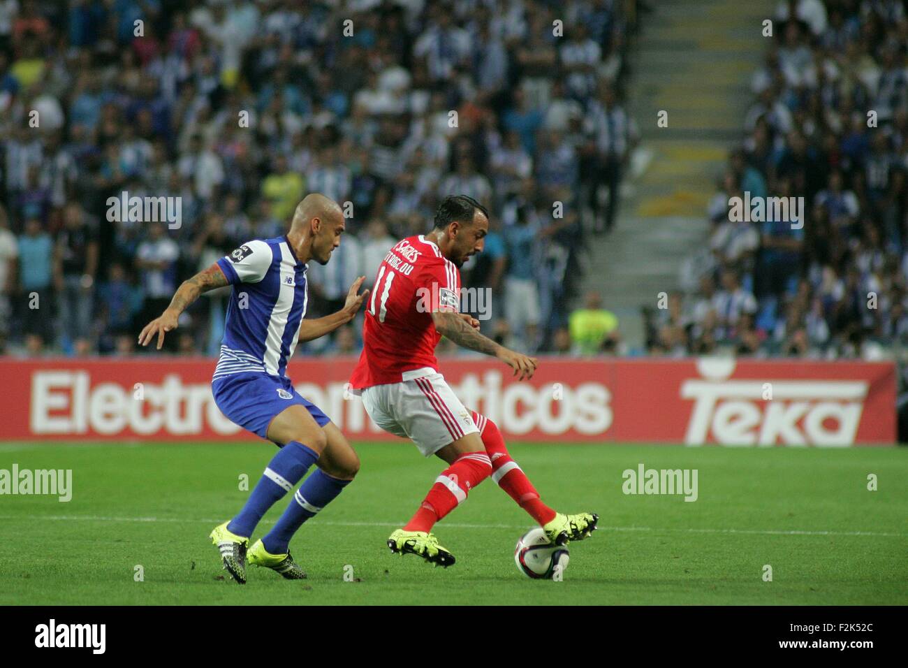 Porto, Portogallo. Xx Settembre, 2015. Mitroglou (SL Benfica) e Maicon (FC Porto) in azione durante il portoghese Soccer League tra il Futebol Clube do Porto e lo Sport Lisboa e Benfica al Estadio do Dragao di Oporto, OPO. Helder Sousa/CSM/Alamy Live News Foto Stock