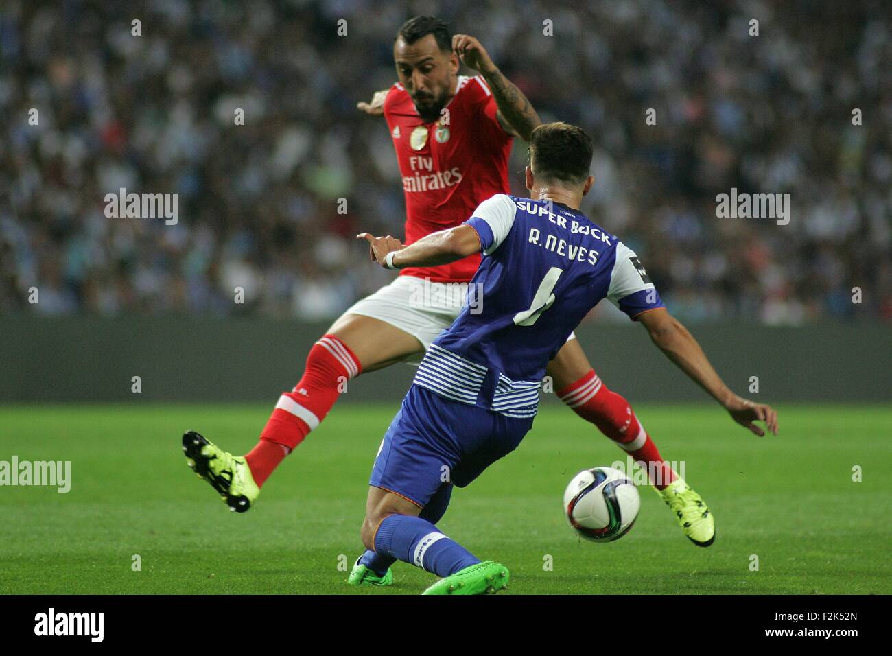 Porto, Portogallo. Xx Settembre, 2015. Ruben Neves (FC Porto) e Kostas Mitroglou (SL Benfica) in azione durante il portoghese Soccer League tra il Futebol Clube do Porto e lo Sport Lisboa e Benfica al Estadio do Dragao di Oporto, OPO. Helder Sousa/CSM/Alamy Live News Foto Stock