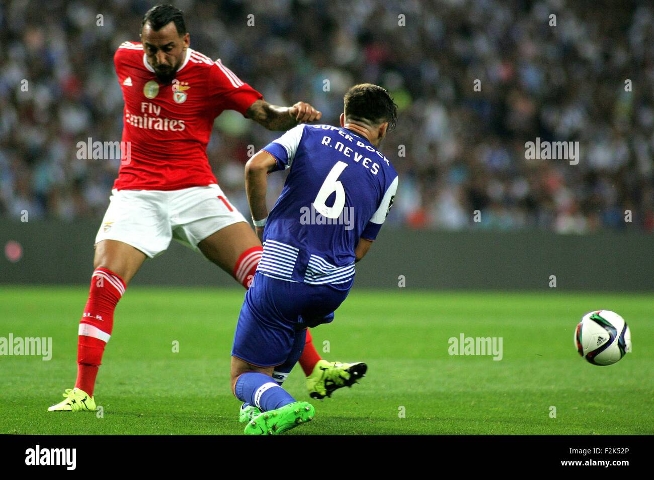 Porto, Portogallo. Xx Settembre, 2015. Ruben Neves (FC Porto) e Kostas Mitroglou (SL Benfica) in azione durante il portoghese Soccer League tra il Futebol Clube do Porto e lo Sport Lisboa e Benfica al Estadio do Dragao di Oporto, OPO. Helder Sousa/CSM/Alamy Live News Foto Stock