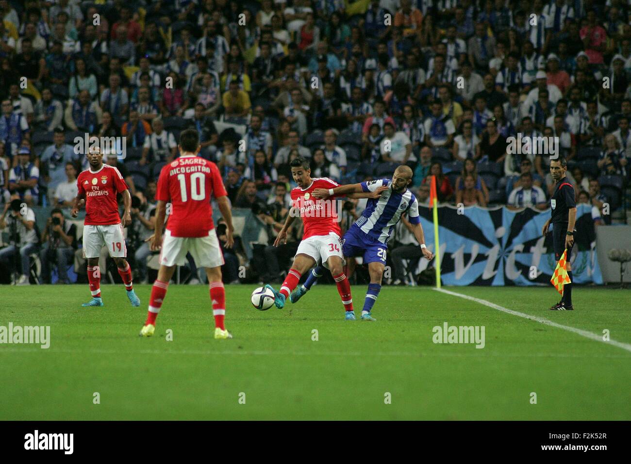 Porto, Portogallo. Xx Settembre, 2015. Andre Almeida (SL Benfica) e Andre Andre (FC Porto) in azione durante il portoghese Soccer League tra il Futebol Clube do Porto e lo Sport Lisboa e Benfica al Estadio do Dragao di Oporto, OPO. Helder Sousa/CSM/Alamy Live News Foto Stock