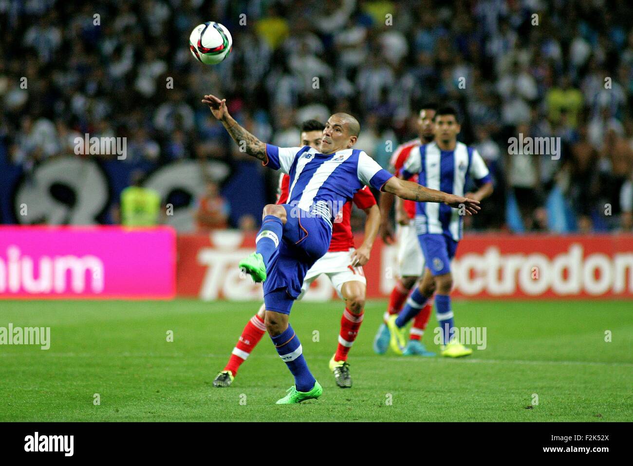 Porto, Portogallo. Xx Settembre, 2015. Maxi Pereira (FC Porto) in azione durante il portoghese Soccer League tra il Futebol Clube do Porto e lo Sport Lisboa e Benfica al Estadio do Dragao di Oporto, OPO. Helder Sousa/CSM/Alamy Live News Foto Stock