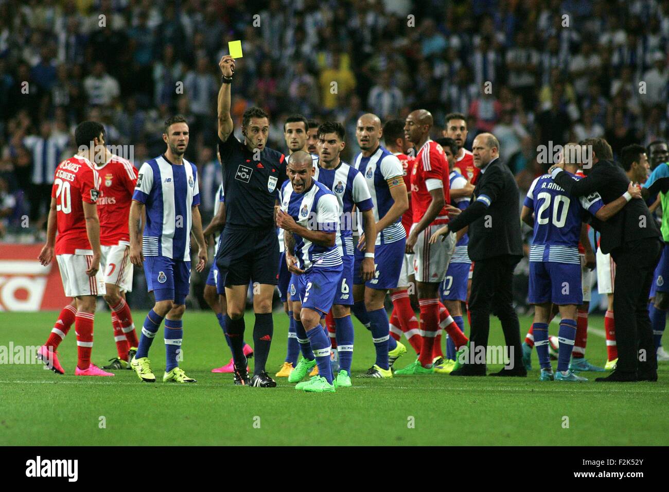 Porto, Portogallo. Xx Settembre, 2015. I giocatori in azione durante il portoghese Soccer League tra il Futebol Clube do Porto e lo Sport Lisboa e Benfica al Estadio do Dragao di Oporto, OPO. Helder Sousa/CSM/Alamy Live News Foto Stock