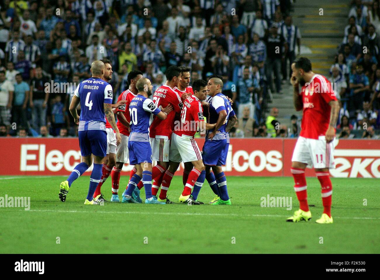Porto, Portogallo. Xx Settembre, 2015. I giocatori in azione durante il portoghese Soccer League tra il Futebol Clube do Porto e lo Sport Lisboa e Benfica al Estadio do Dragao di Oporto, OPO. Helder Sousa/CSM/Alamy Live News Foto Stock