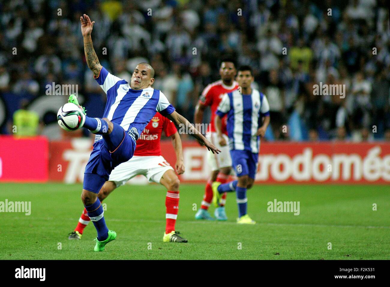 Porto, Portogallo. Xx Settembre, 2015. Maxi Pereira (FC Porto) in azione durante il portoghese Soccer League tra il Futebol Clube do Porto e lo Sport Lisboa e Benfica al Estadio do Dragao di Oporto, OPO. Helder Sousa/CSM/Alamy Live News Foto Stock