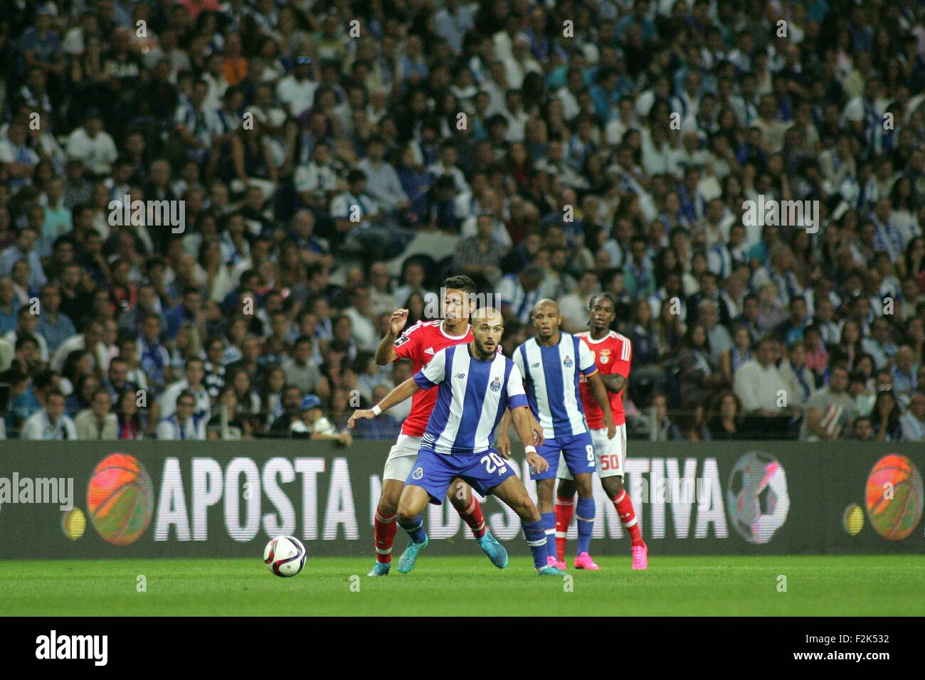 Porto, Portogallo. Xx Settembre, 2015. Andre Andre (FC Porto) e André Almeida in azione durante il portoghese Soccer League tra il Futebol Clube do Porto e lo Sport Lisboa e Benfica al Estadio do Dragao di Oporto, OPO. Helder Sousa/CSM/Alamy Live News Foto Stock