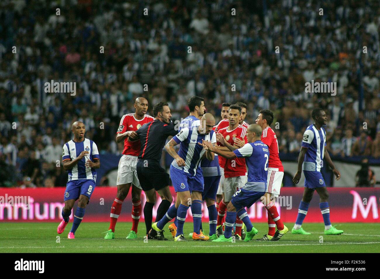 Porto, Portogallo. Xx Settembre, 2015. I giocatori in azione durante il portoghese Soccer League tra il Futebol Clube do Porto e lo Sport Lisboa e Benfica al Estadio do Dragao di Oporto, OPO. Helder Sousa/CSM/Alamy Live News Foto Stock
